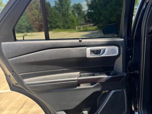 Used 2020 Ford Explorer Platinum w/ Premium Technology Package image 37