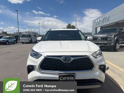 Used 2021 Toyota Highlander Platinum AWD/4WD image 2