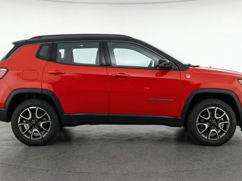 Used 2025 Jeep Compass Trailhawk image 11