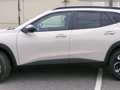 New 2026 Chevrolet Trax RS w/ Sunroof Package FWD image 2