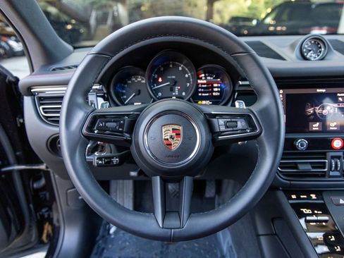 Certified 2025 Porsche Macan image 33