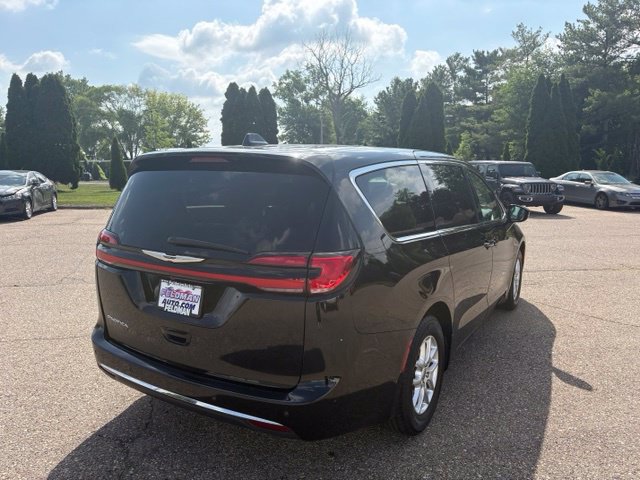 Used 2024 Chrysler Pacifica Touring-L FWD image 5