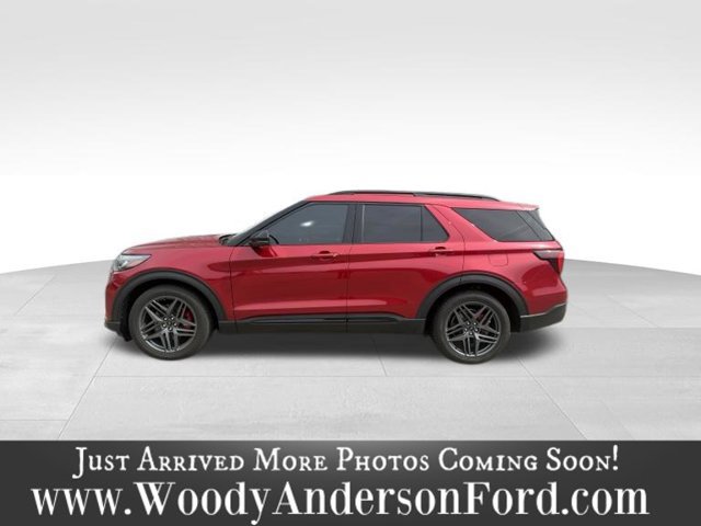 Used 2025 Ford Explorer ST AWD/4WD image 3