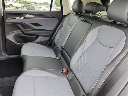 New 2025 Volkswagen Tiguan SE image 15