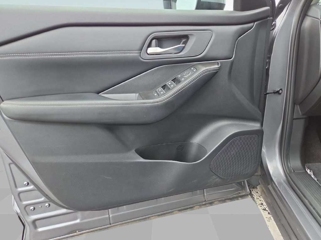 Used 2025 Nissan Rogue SL FWD image 12