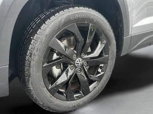 Used 2024 Volkswagen Taos SE image 11