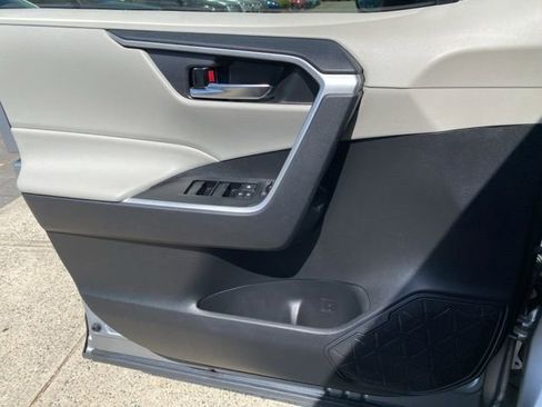 Used 2021 Toyota RAV4 XLE w/ Convenience Package image 19
