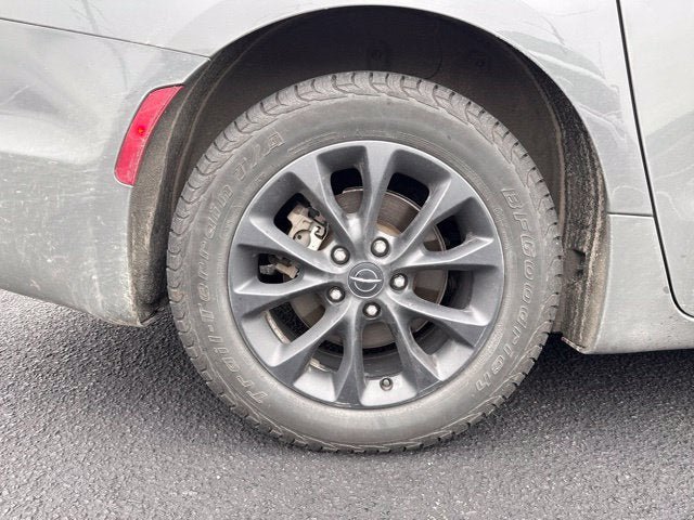Used 2021 Chrysler Pacifica Touring w/ S Appearance Package FWD image 5
