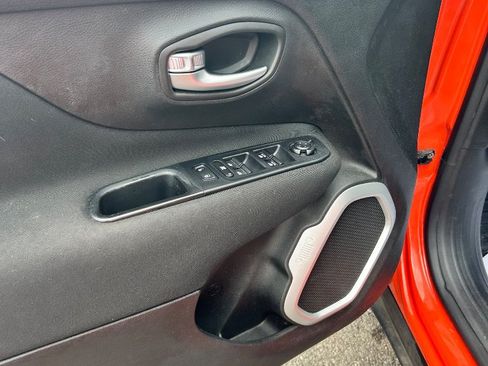 Used 2019 Jeep Renegade Latitude FWD image 7