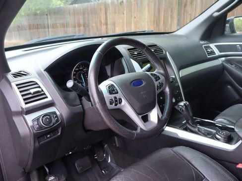 Used 2014 Ford Explorer XLT w/ Equipment Group 202A AWD/4WD image 14