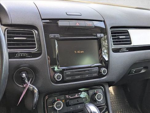 Used 2014 Volkswagen Touareg Sport image 9