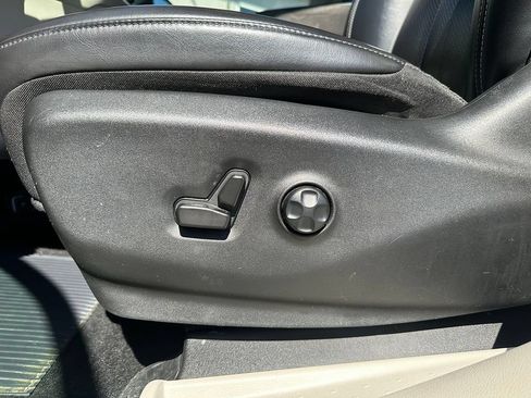 Used 2023 Chrysler Pacifica Touring-L FWD image 12