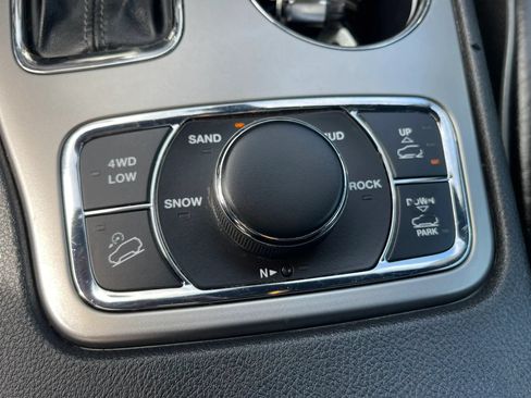 Used 2020 Jeep Grand Cherokee Overland AWD/4WD image 21