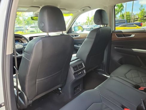 Used 2025 Volkswagen Atlas SE FWD image 11