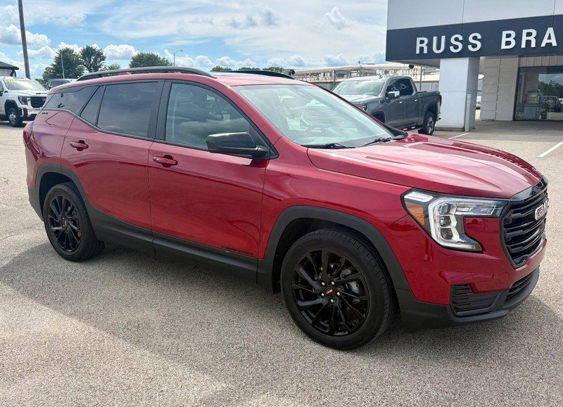 Used 2024 GMC Terrain SLE w/ Driver Convenience Package FWD image 2