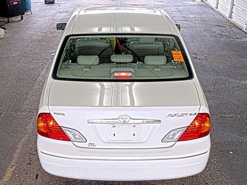 Used 2000 Toyota Avalon XLS FWD image 3