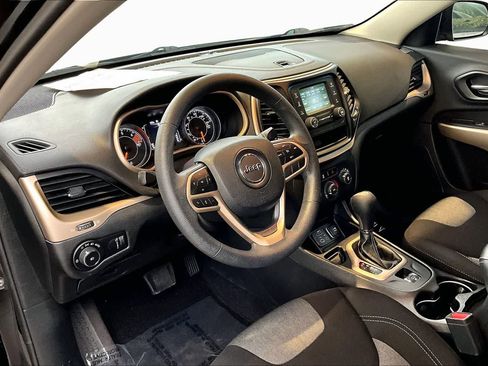 Used 2018 Jeep Cherokee Latitude FWD image 17