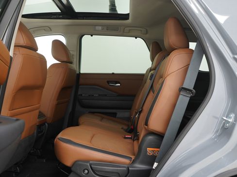 Used 2024 Nissan Pathfinder Platinum w/ Cargo Package image 18