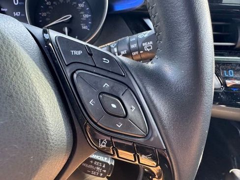Used 2021 Toyota C-HR XLE FWD image 17