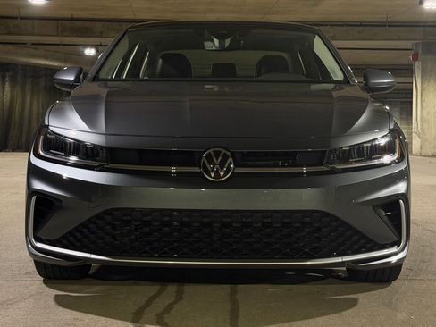 Used 2025 Volkswagen Jetta SE w/ Sunroof Package FWD image 6