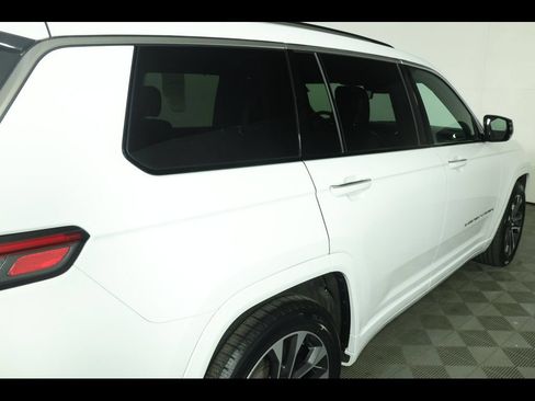 Used 2023 Jeep Grand Cherokee L Overland w/ Luxury Tech Group IV AWD/4WD image 22