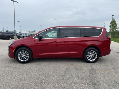 New 2027 Chrysler Pacifica Select w/ Family Tech Group AWD/4WD image 6