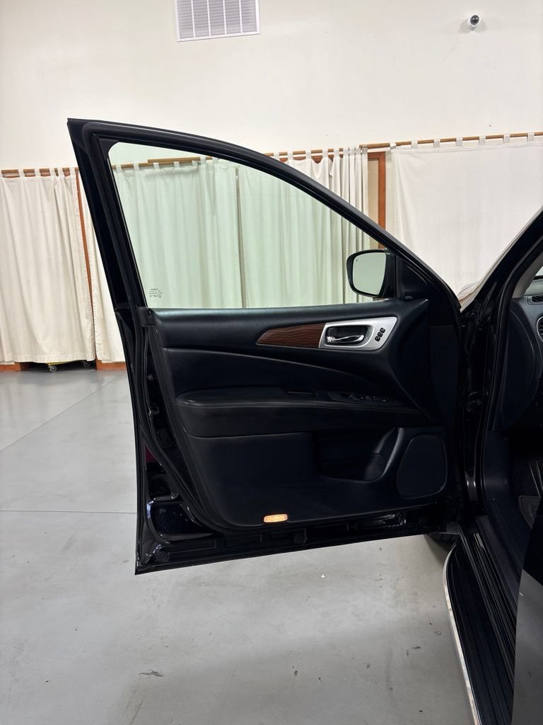 Used 2020 Nissan Pathfinder Platinum AWD/4WD image 18