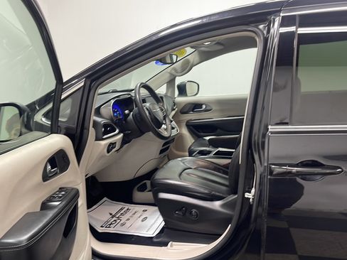 Used 2023 Chrysler Pacifica Touring-L FWD image 2