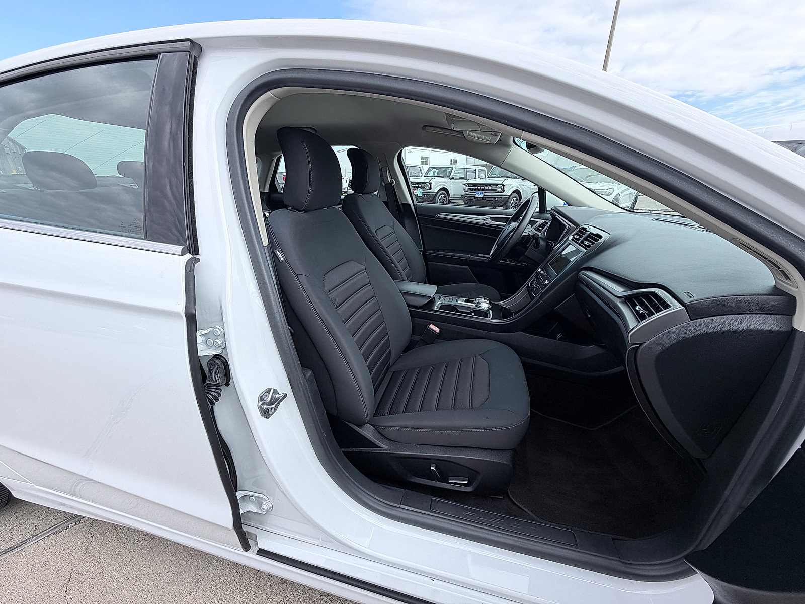 Used 2019 Ford Fusion SE FWD image 12