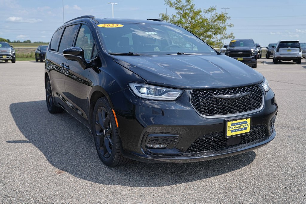 Used 2025 Chrysler Pacifica Limited FWD image 5