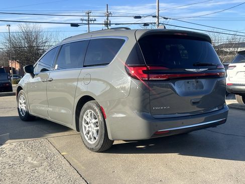 Used 2022 Chrysler Pacifica Touring-L image 8