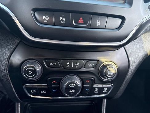 Used 2023 Jeep Cherokee Altitude Lux image 24