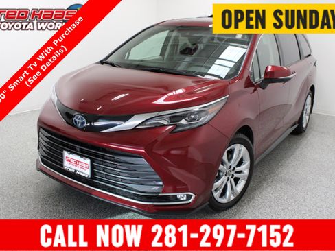 Used 2024 Toyota Sienna Platinum FWD image 1