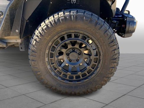 Used 2023 Jeep Gladiator Sport image 10