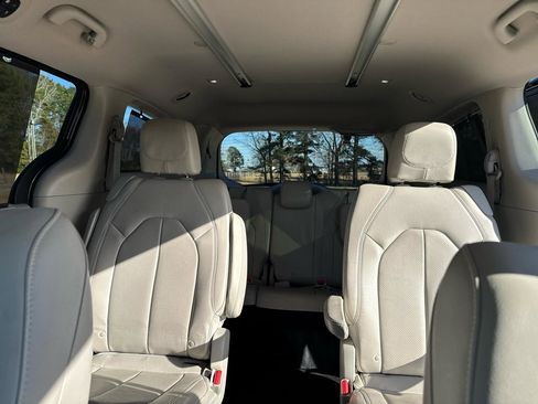 Used 2018 Chrysler Pacifica Touring-L w/ Advanced Safetytec Group image 16