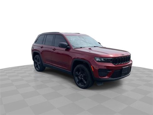 Used 2023 Jeep Grand Cherokee Altitude image 2
