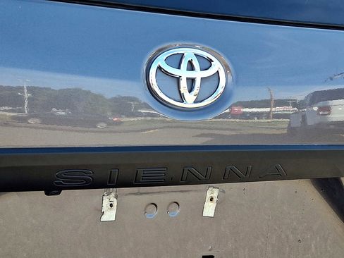 Used 2020 Toyota Sienna L image 31