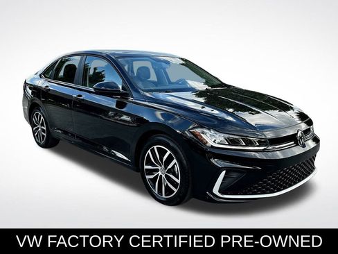 Used 2025 Volkswagen Jetta SE w/ Sunroof Package image 3