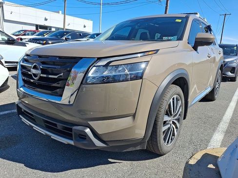 Used 2023 Nissan Pathfinder Platinum image 3