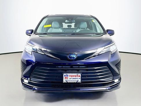 Used 2025 Toyota Sienna XLE AWD/4WD image 11