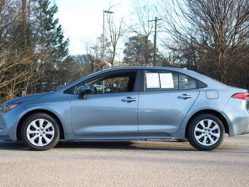 Used 2022 Toyota Corolla LE image 2