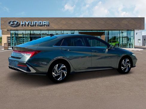 Used 2025 Hyundai Elantra Limited FWD image 8