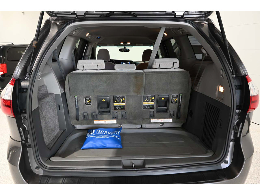 Used 2017 Toyota Sienna LE FWD image 25