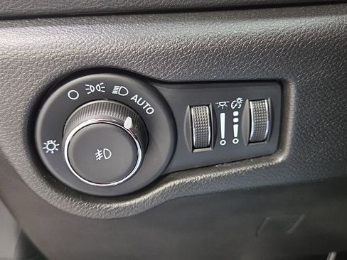 Used 2025 Chrysler Pacifica Select FWD image 24