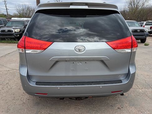 Used 2014 Toyota Sienna XLE w/ Entertainment Package image 6