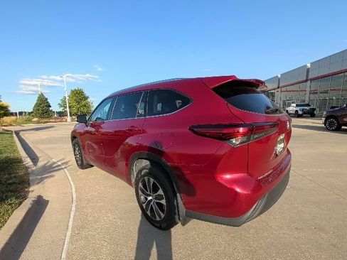 Used 2021 Toyota Highlander XLE AWD/4WD image 5