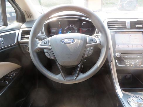 Used 2017 Ford Fusion SE w/ Fusion SE Technology Package FWD image 14