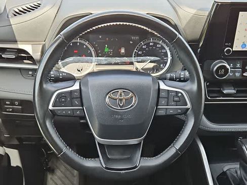 Used 2024 Toyota Highlander LE FWD image 20