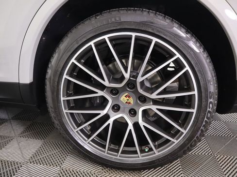 Used 2021 Porsche Cayenne image 32
