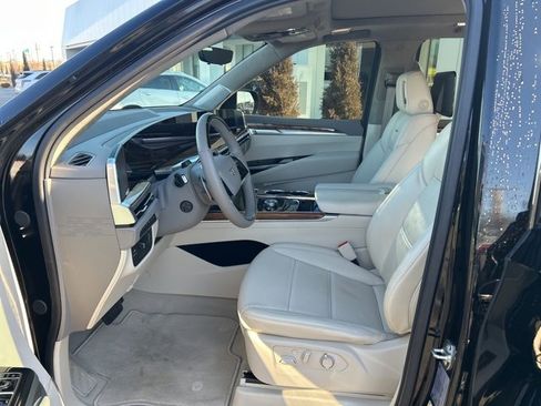 Used 2025 Cadillac Escalade Sport Platinum w/ LPO, ONYX Package image 13